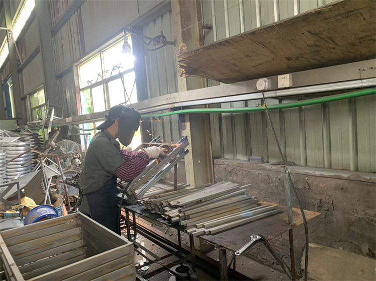 Mebel dəstlərinin yetişmiş istehsal prosesi